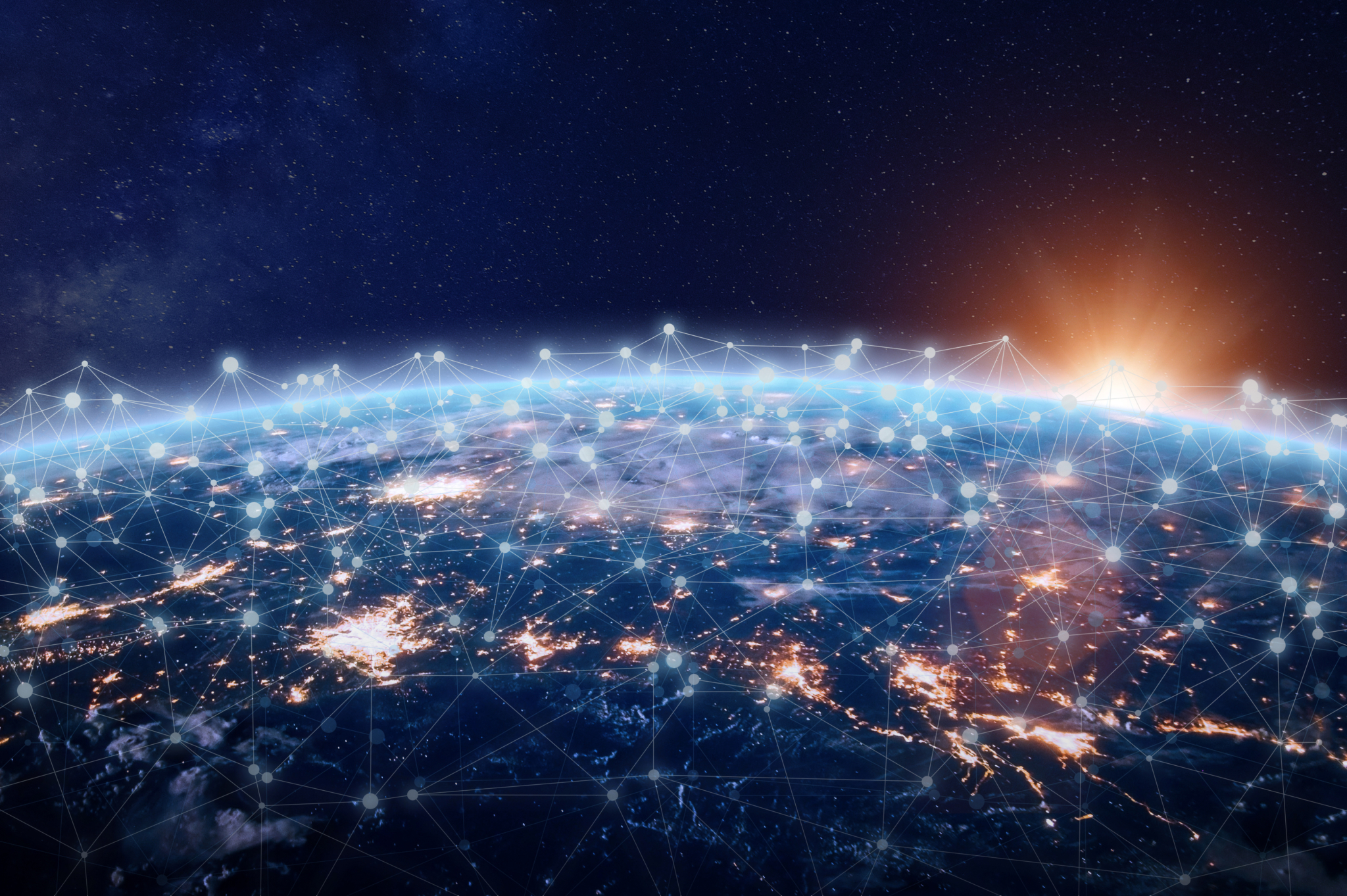 Blick auf die Erde aus dem All bei Sonnenaufgang, überlagert mit einem globalen digitalen Netzwerk aus leuchtenden Verbindungspunkten.