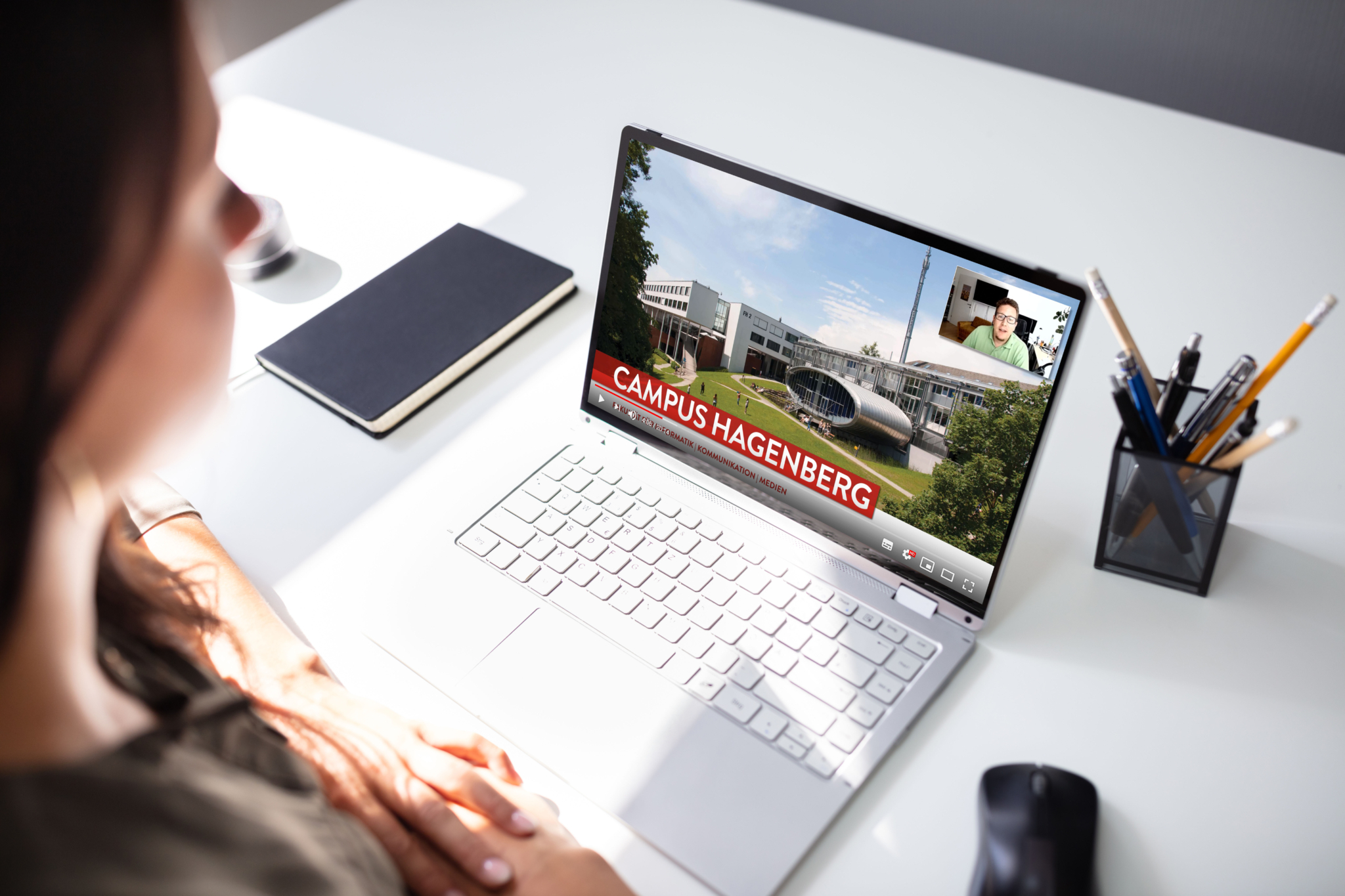 Eine Studentin sieht auf ihrem Laptop einen Überblicksvortrag vom Campus Hagenberg