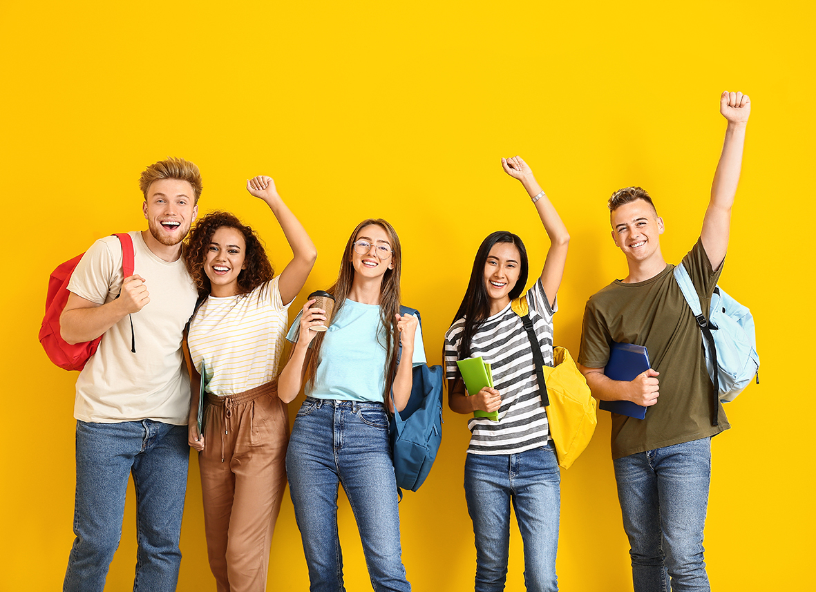 Fünf fröhliche Studierende mit Rucksäcken und Lernmaterial vor gelbem Hintergrund, einige mit erhobenen Armen.