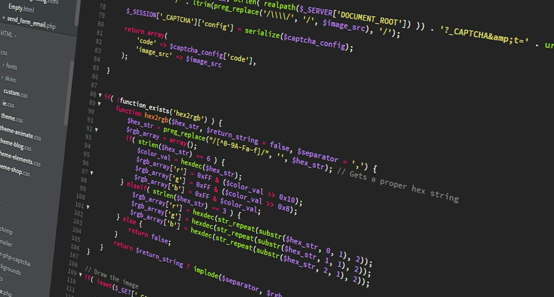 Bildschirm mit farbig hervorgehobenem PHP-Programmcode in einem Code-Editor