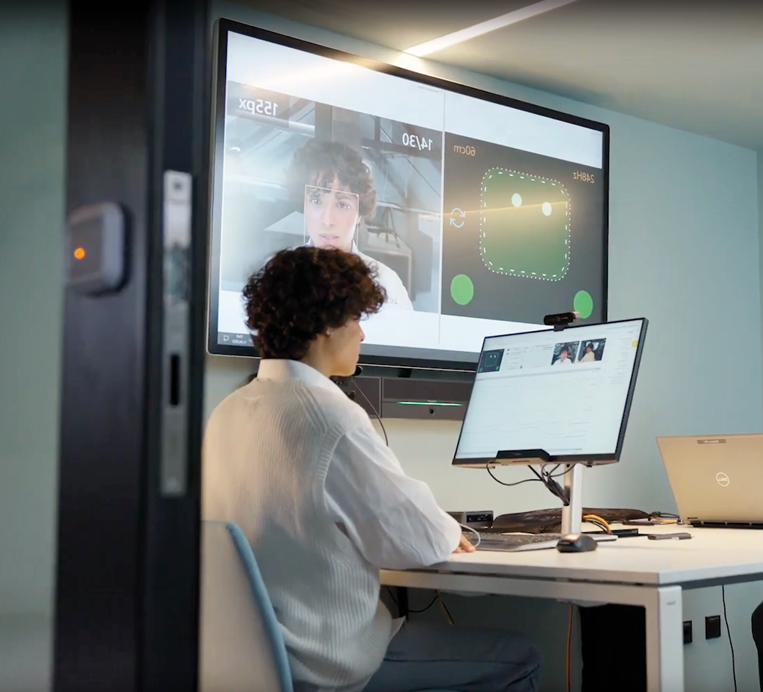 Rückansicht eines jungen Mannes im DigiSpace bei der Nutzung des Eye-Tracking-Tools zur Analyse einer Website.